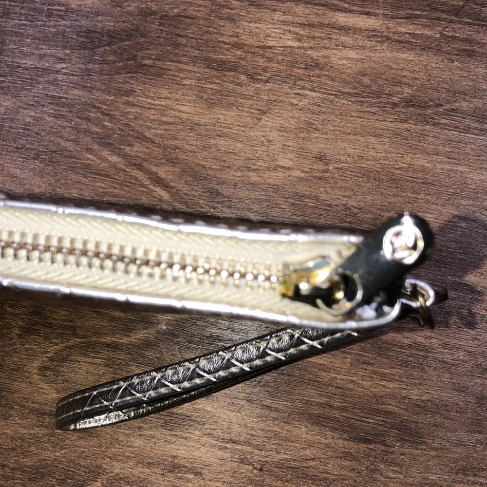 Adrienne Vittadini studio gold lattice woven handheld travel/shopping wristlet - Picture 7 of 7
